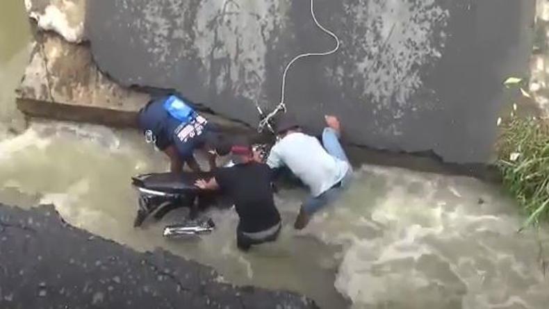 Pengendara Motor Hilang usai Jatuh ke Sungai saat Jembatan Ambruk di Deliserdang