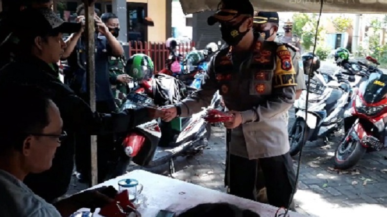 Polres Probolinggo Kota Sosialisasi Prokes dan Bagikan Masker Gratis di Warung Kopi