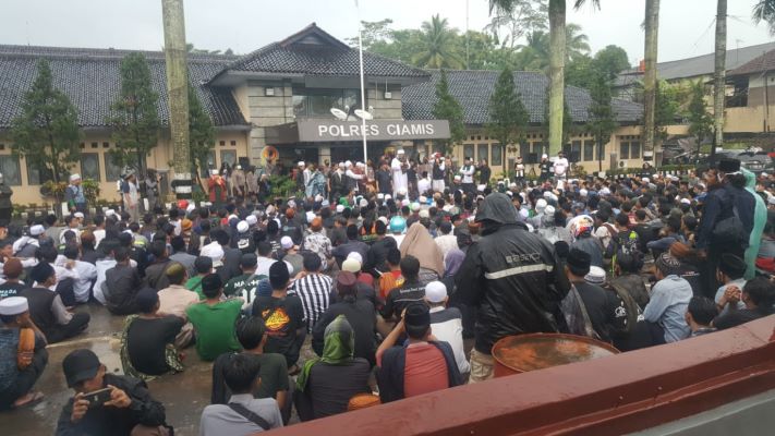 Tak Puas dengan Jawaban Kapolres Ciamis, Massa Berkopiah dan Bersarung Konsolidasi Hari Ini