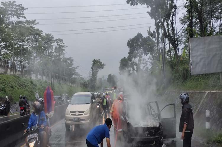Mobil Terbakar di Tanjakan Jalan Soekarno-Hatta Bawen, 8 Penumpang Selamat
