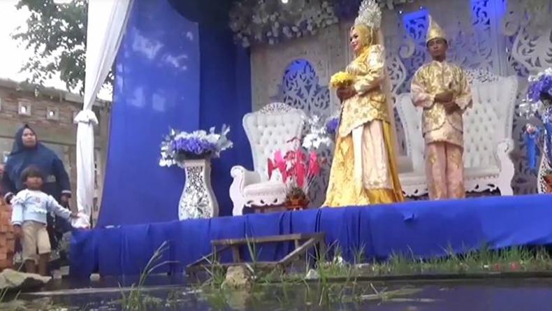Pasangan Pengantin di Tanjungbalai Tetap Menikah Walau Dikepung Banjir