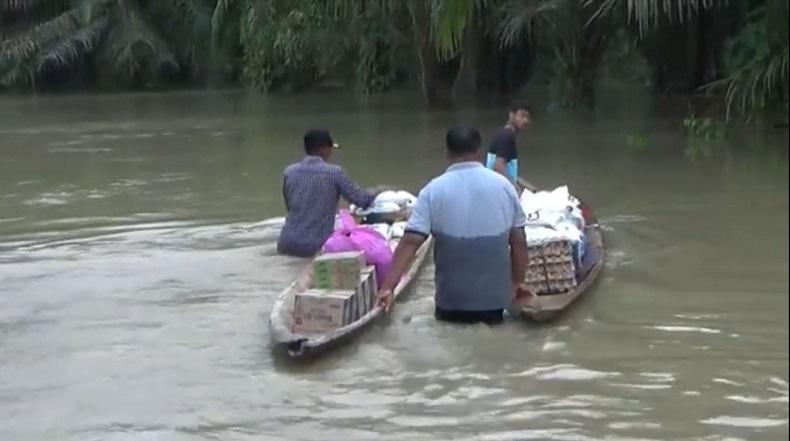 2 Desa di Aceh Utara Terisolasi Banjir, Bantuan Disalurkan Menggunakan Perahu Kecil