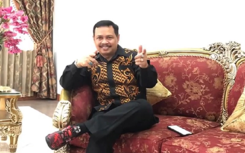 Plt Gubernur Kalsel Pamer Foto Santai, Netizen: Saya Melihat Ada Penampakan