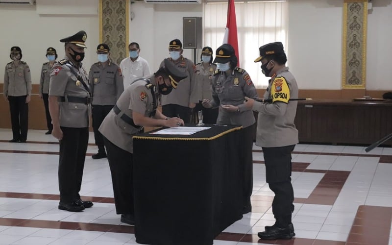 title Pimpin Sertijab Karo Ops, Ini Pesan Kapolda Sulut kepada Pejabat Baru Pimpin Sertijab Karo Ops, Ini Pesan Kapolda Sulut kepada Pejabat Baru