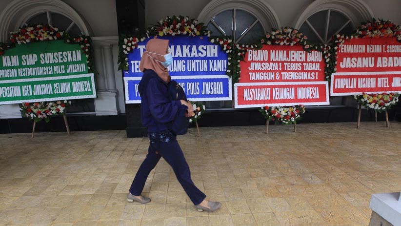 Kantor Asuransi Jiwasraya Dipenuhi Karangan Bunga - Bagian 3