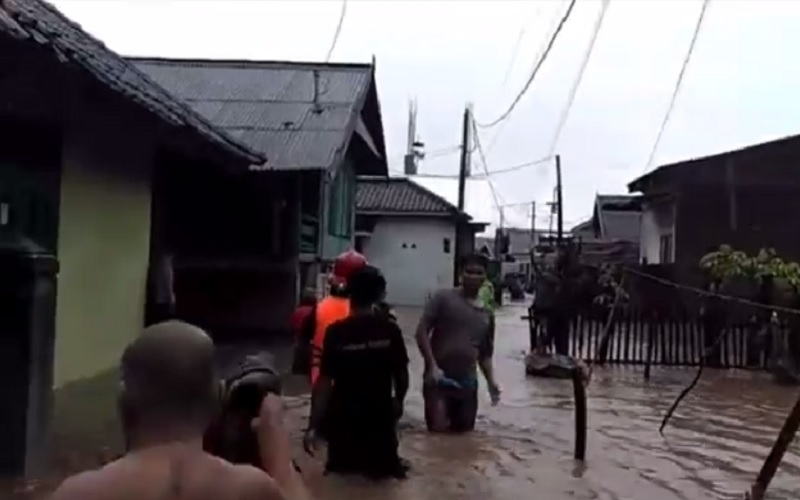 Petugas Mulai Distribusikan Air Bersih ke Warga Terdampak Banjir di Lombok Timur