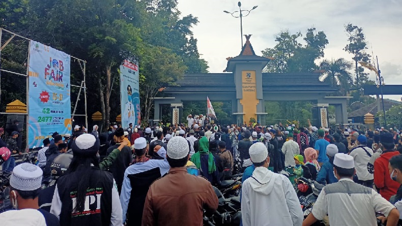 Ratusan Anggota FPI Serbu Mapolresta dan Pemkab Bandung, Tuntut Pembebasan Habib Rizieq 