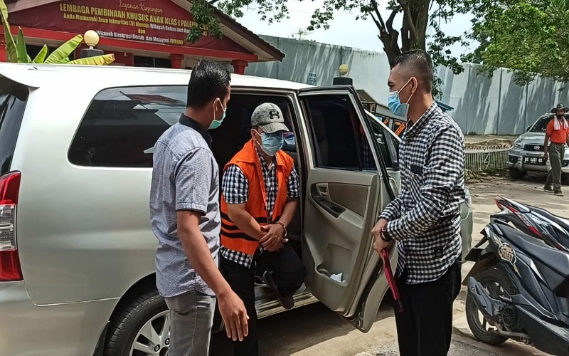 Tangan Diborgol dan Rompi Oranye, Cawabup OKU Tertunduk Lesuh