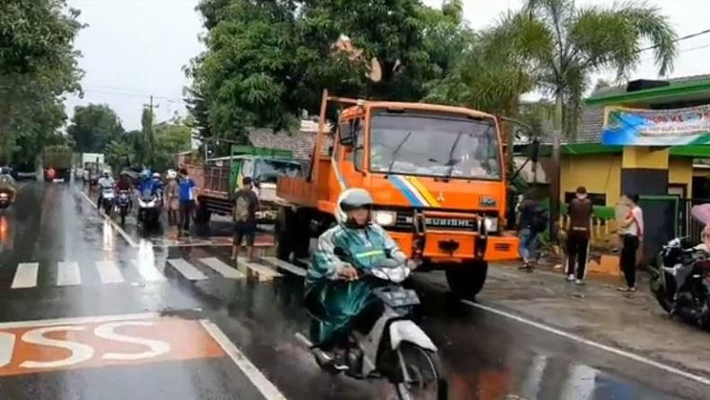Hujan Deras, 3 Orang Tewas Mengenaskan Ditabrak Truk di Pasuruan