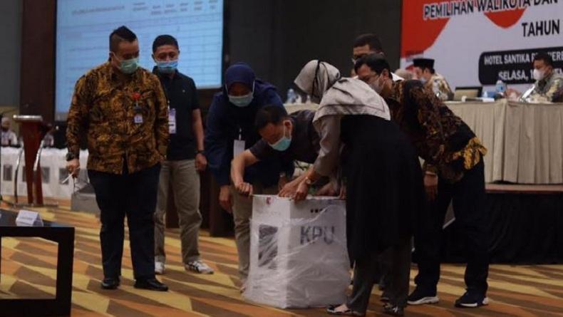 title KPU Mulai Penghitungan Suara Pilkada Medan Tanpa Saksi Paslon AMAN KPU Mulai Penghitungan Suara Pilkada Medan Tanpa Saksi Paslon AMAN