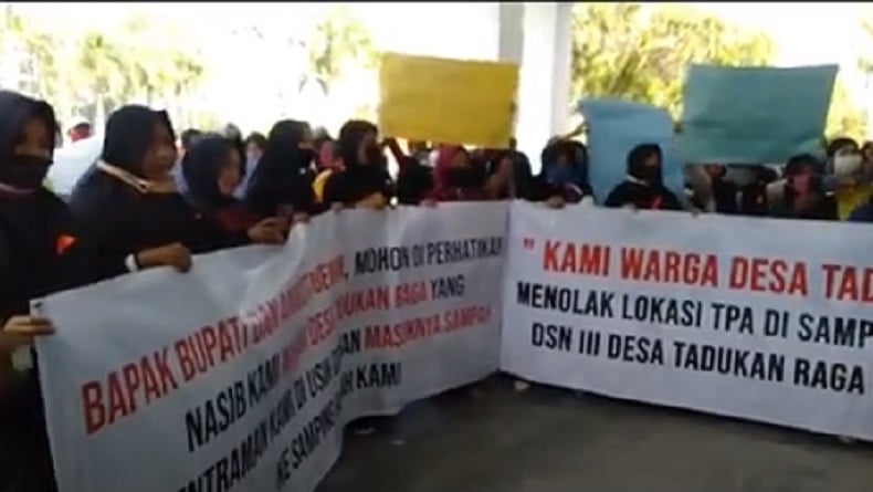 Tolak Pembangunan TPA, Ratusan Warga STM Hilir Geruduk Kantor DPRD Deliserdang