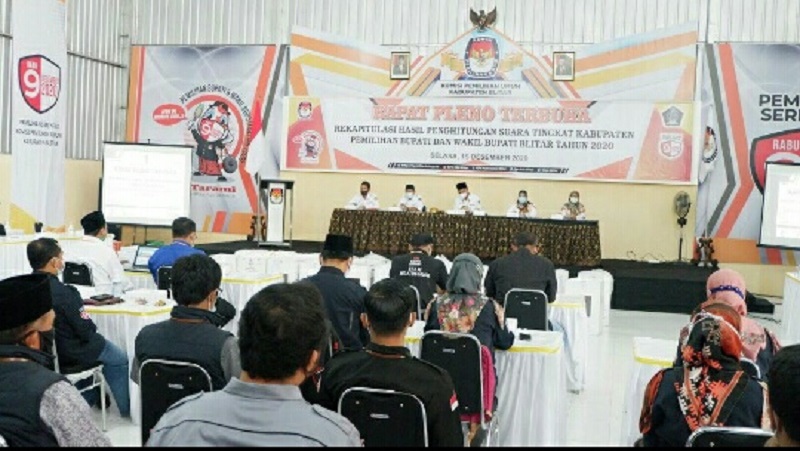 title KPU Tetapkan Rini-Rahcmad Pemenang Pilkada Blitar, Kubu Lawan Tolak Tanda Tangan KPU Tetapkan Rini-Rahcmad Pemenang Pilkada Blitar, Kubu Lawan Tolak Tanda Tangan