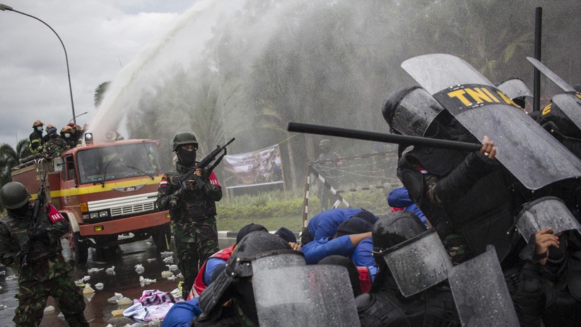 Prajurit TNI AU Halau Massa saat Kerusuhan di Bandara Hang Nadim Batam - Bagian 2