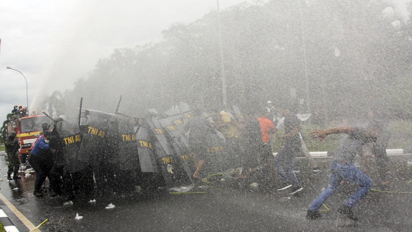 Prajurit TNI AU Halau Massa saat Kerusuhan di Bandara Hang Nadim Batam - Bagian 1