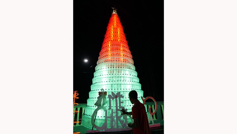 Pohon Natal Terbuat dari 1.100 Botol Plastik Bekas - Bagian 3