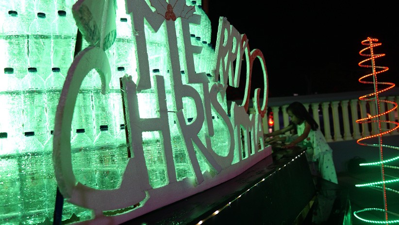 Pohon Natal Terbuat dari 1.100 Botol Plastik Bekas - Bagian 2