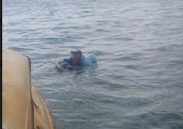 Tak Punya Uang, Pemuda Ini Nekat Berenang Pakai Galon Air dari Teluk Balikpapan ke Jawa