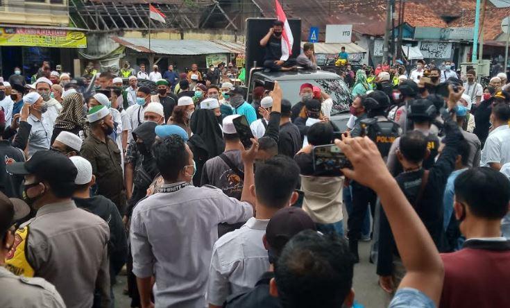 Massa FPI Bersitegang dengan Polisi saat Demo Penahanan Habib Rizieq di Polda Jambi