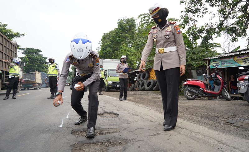Sambut Natal dan Tahun Baru, Polisi Beri Tanda Jalan Berlubang di Bypass Mojokerto 