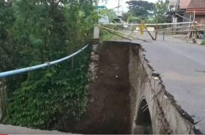 Tergerus Air Sungai saat Banjir, Jembatan Kalisogra Ambrol  