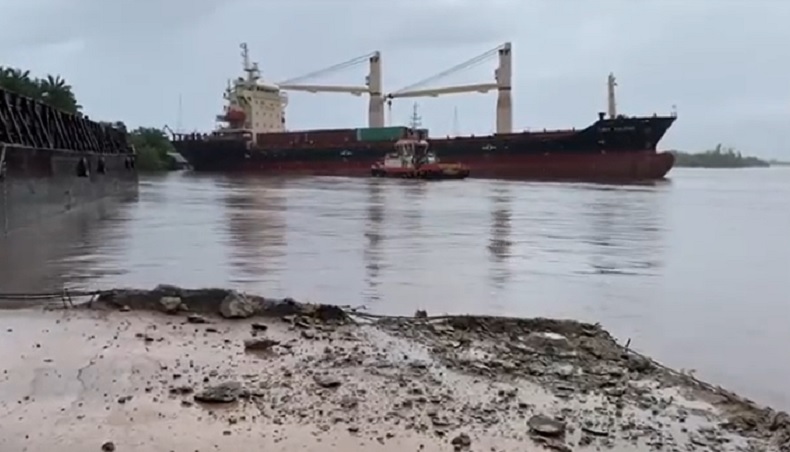 Kapal Kargo Asal Singapura Tabrak Dermaga dan Tongkang di Mempawah