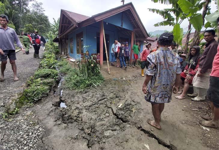 Longsor dan Tanah Gerak Landa Pekalongan, Puluhan Rumah Rusak hingga Miring