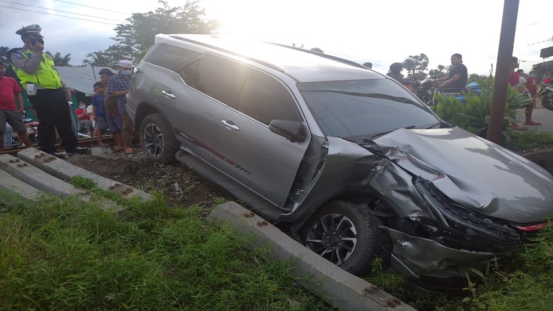 Kereta Api  Tabrak Fortuner hingga Masuk Selokan di Medan