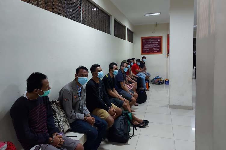 title  Dikawal Brimob, 18 Napi di Bali Dipindah ke Lapas Nusakambangan Cilacap  Dikawal Brimob, 18 Napi di Bali Dipindah ke Lapas Nusakambangan Cilacap