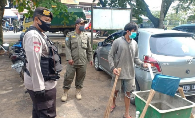 Lupa Pakai Masker, 67 Warga Kubu Raya Dihukum Menyapu di Terminal Sudarso