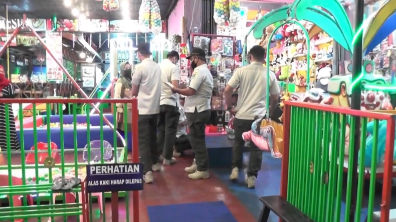 Tak Lepas Sepatu saat Razia Prokes di Tempat Bermain, Satpol PP Pasaman Kena Tegur