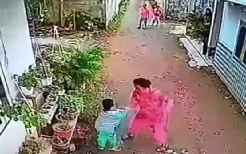 title Senggol Pot Bunga, Anak 4 Tahun Berulang Kali Ditampar Tetangga hingga Sempoyongan Senggol Pot Bunga, Anak 4 Tahun Berulang Kali Ditampar Tetangga hingga Sempoyongan