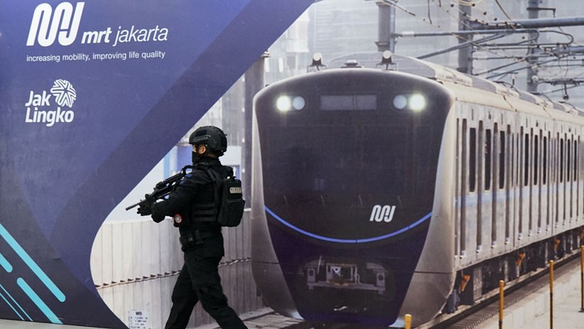 Aksi Brimob Mabes Polri Serbu Teroris di Stasiun MRT Lebak Bulus - Bagian 4