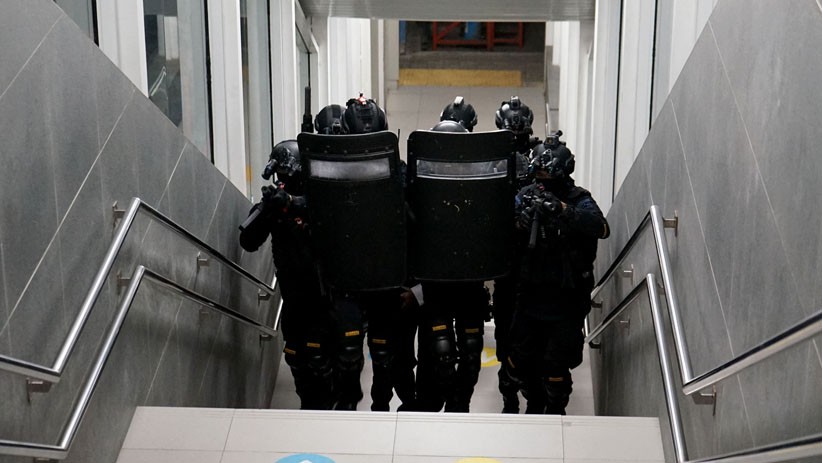 Aksi Brimob Mabes Polri Serbu Teroris di Stasiun MRT Lebak Bulus - Bagian 6