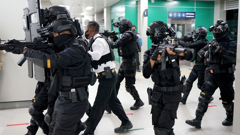 Aksi Brimob Mabes Polri Serbu Teroris di Stasiun MRT Lebak Bulus - Bagian 2