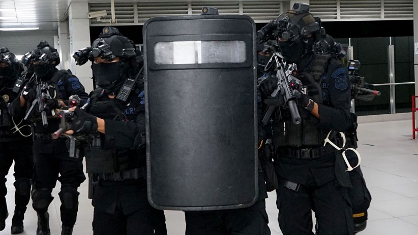 Aksi Brimob Mabes Polri Serbu Teroris di Stasiun MRT Lebak Bulus - Bagian 3