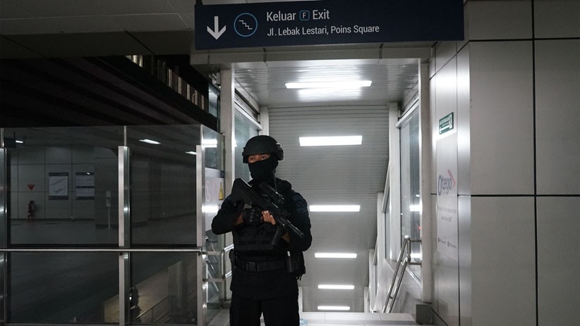 Aksi Brimob Mabes Polri Serbu Teroris di Stasiun MRT Lebak Bulus - Bagian 5
