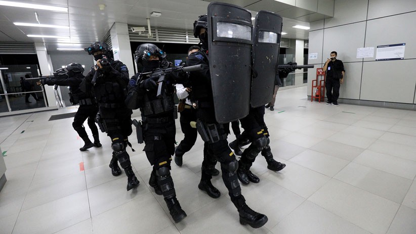 Aksi Brimob Mabes Polri Serbu Teroris di Stasiun MRT Lebak Bulus - Bagian 1