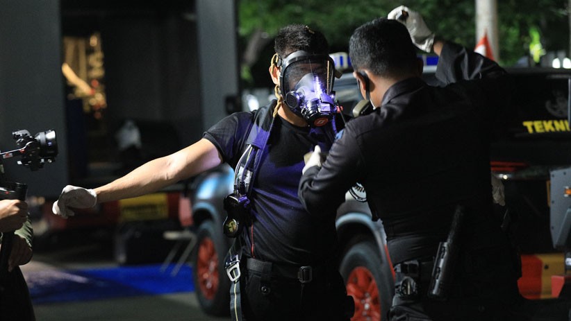 Melihat Pakaian Khusus Pasukan KBR Brimob saat Cari Bahan Kimia Berbahaya - Bagian 4