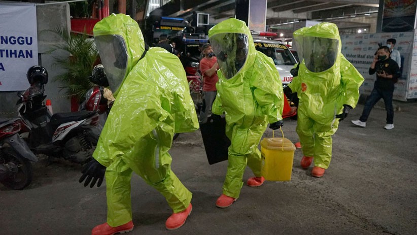 Melihat Pakaian Khusus Pasukan KBR Brimob saat Cari Bahan Kimia Berbahaya - Bagian 1