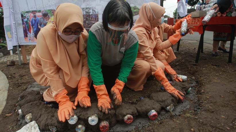 Kick Off Aplikasi Ruang Luar Ecobrick untuk Taman di Tapak Raya Semarang
