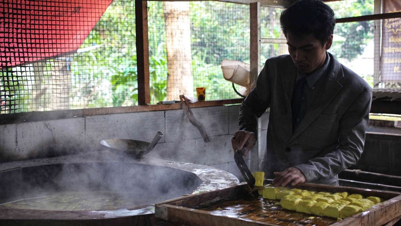 Gaya Para Pembuat Tahu Memakai Setelan Jas Berdasi Bak Pekerja Kantoran - Bagian 4