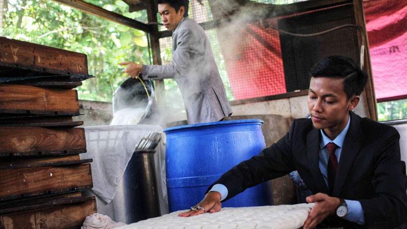 Gaya Para Pembuat Tahu Memakai Setelan Jas Berdasi Bak Pekerja Kantoran - Bagian 3