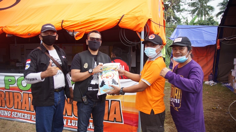 Serahkan Bantuan, Komunitas Ini Sambangi Warga Terdampak Erupsi Gunung Semeru