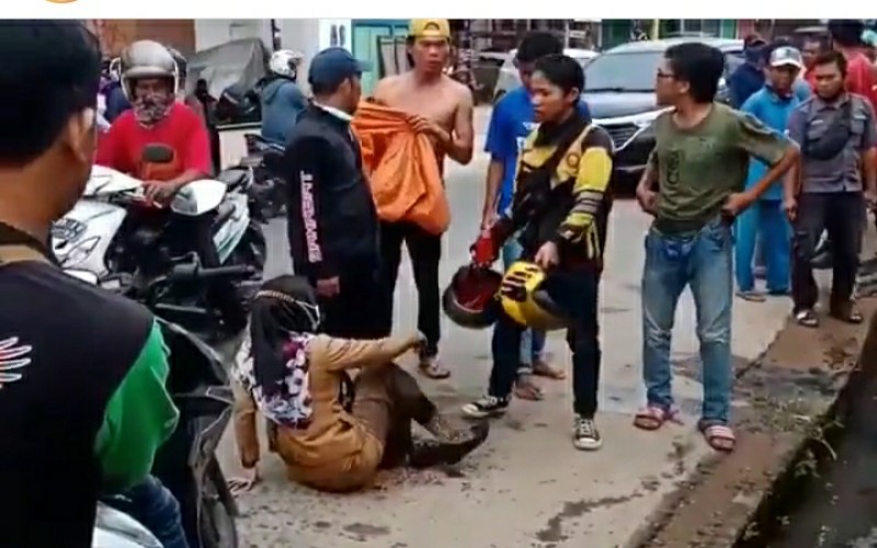 Jadi Korban Jambret, Perempuan Berseragam PNS Tercebur Comberan 