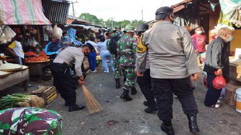 Kompak, TNI-Polri Bersama Pemerintah Bersih-Bersih Lingkungan di Pasar Winenet Bitung 