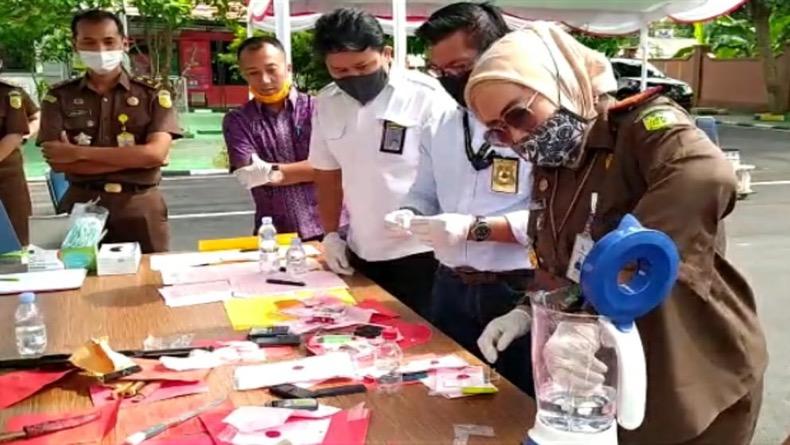 Kejari Bangka Selatan Musnahkan Sabu dan Senjata Tajam 