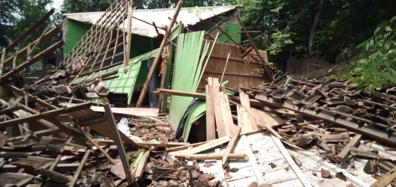 Rumah Warga di Rembang Mendadak Ambruk, Balita Tertimpa Reruntuhan