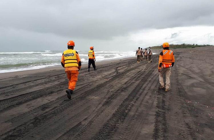 title Dibagi 5 SRU, Pencarian Korban Tenggelam Pantai Parangkusumo Dilanjutkan Dibagi 5 SRU, Pencarian Korban Tenggelam Pantai Parangkusumo Dilanjutkan