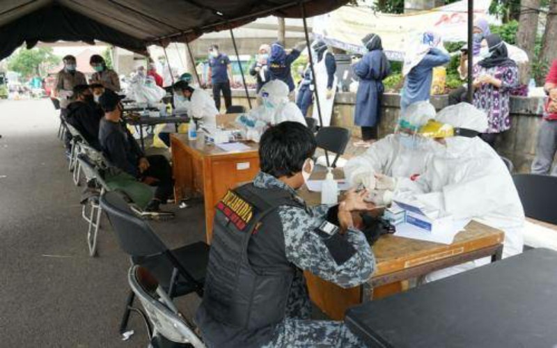 Reaktif Covid-19, Puluhan Peserta Aksi 1812 Diangkut ke Wisma Atlet 