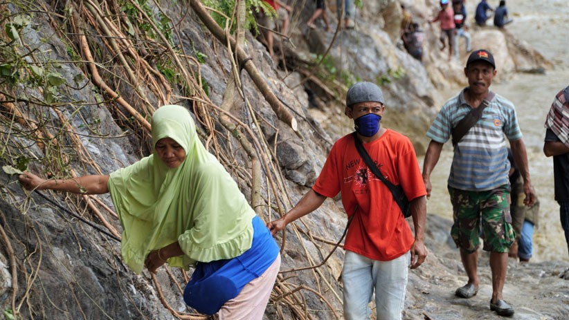 Banjir Bandang Terjang Kolaka Utara, 4 Desa dan 1 Kelurahan Terisolasi - Bagian 2